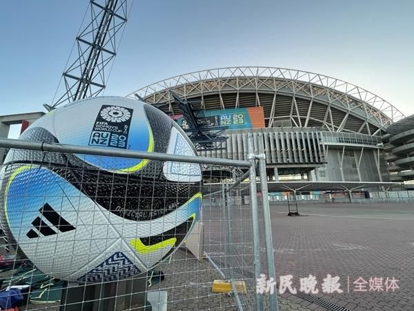 同时，影片还曝光了一组剧照更是让这种危机感跃然于纸，主演们犀利的眼神直视前方，每一条神经仿佛都绷紧，就像时刻伺机准备狩猎的野豹，全身积蓄的能量足以在瞬间爆发